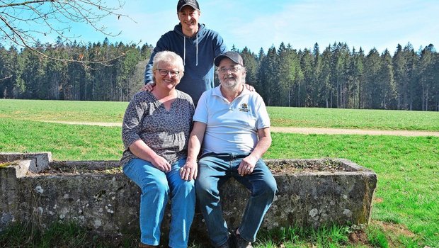 Loïc mit seinen Eltern Priska und Ernest Sprunger. Der junge Meisterlandwirt hat auf den 1. Januar 2025 den Betrieb übernommen.