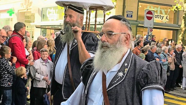 «Selbst in den Alpenkantonen nur noch eine Minderheit»: Freiburger «Barbus de la Gruyère» als Publikumsattraktion am Olma-Umzug durch die Stadt St. Gallen.