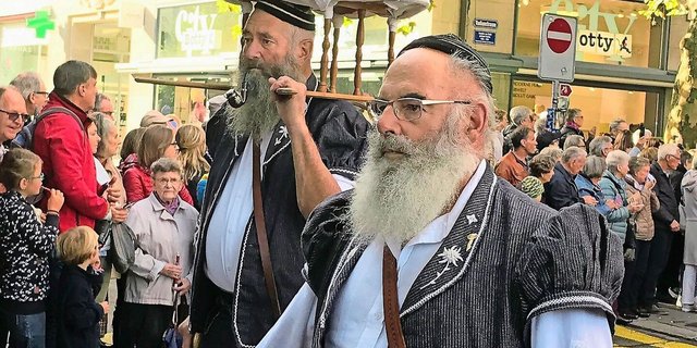 «Selbst in den Alpenkantonen nur noch eine Minderheit»: Freiburger «Barbus de la Gruyère» als Publikumsattraktion am Olma-Umzug durch die Stadt St. Gallen.