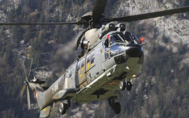 Mit einem Super-Puma-Helikopter der Schweizer Luftwaffe wurde die Flugrettung von Pferden trainiert. (Symbolbild Schweizer Armee)
