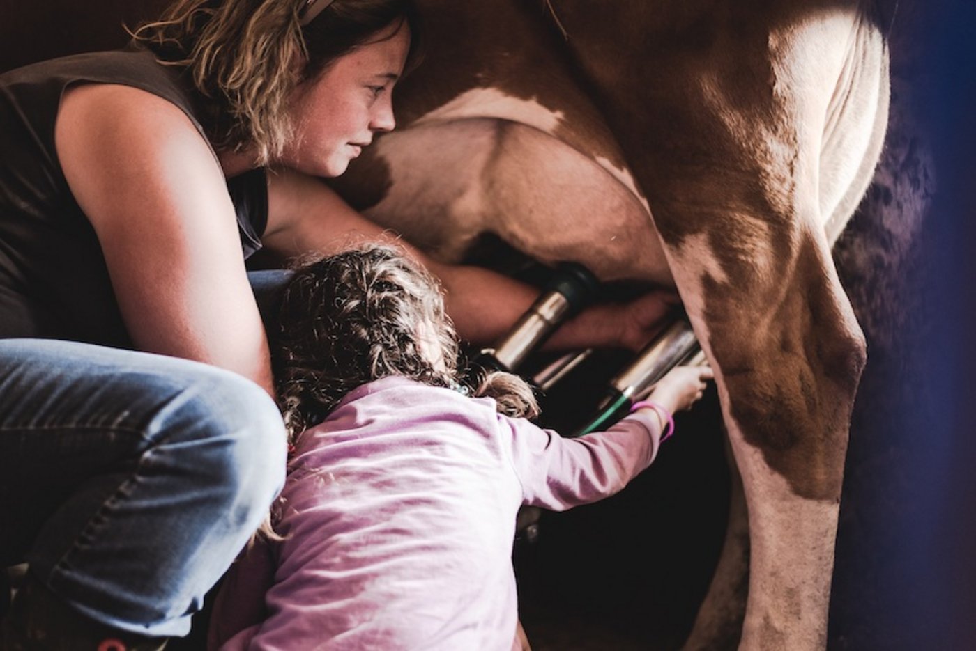 Für Bergbäuerin Valérie Berra ist das Tragen von Jeans eine Selbstverständlichkeit. (Bild Région Dents du Midi/Niels Ebel)