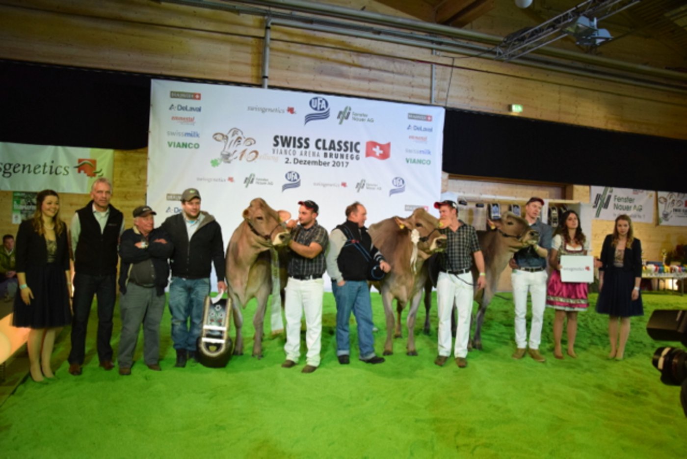 Junior Champion. Von Links. 1. Rang: Blooming Coni, Pedrini. 2. Rang: Fantastic Priscilla, Bänziger Rolf, Grub SG. 3. Rang: Big Star Balance, Josef Portmann, Schüpfheim LU.  