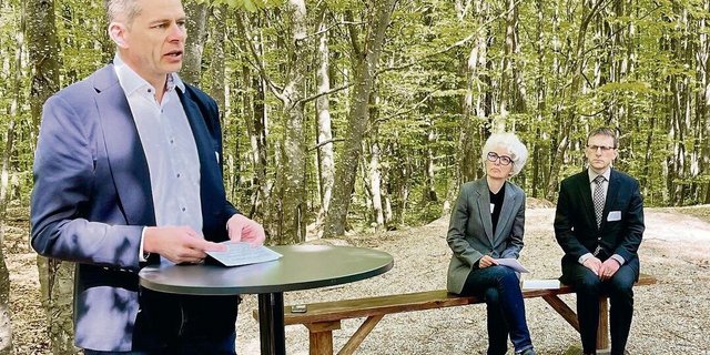 David Eray, Katrin Schneeberger und Stefan Müller informierten in der Ajoie vor Ort im Wald.