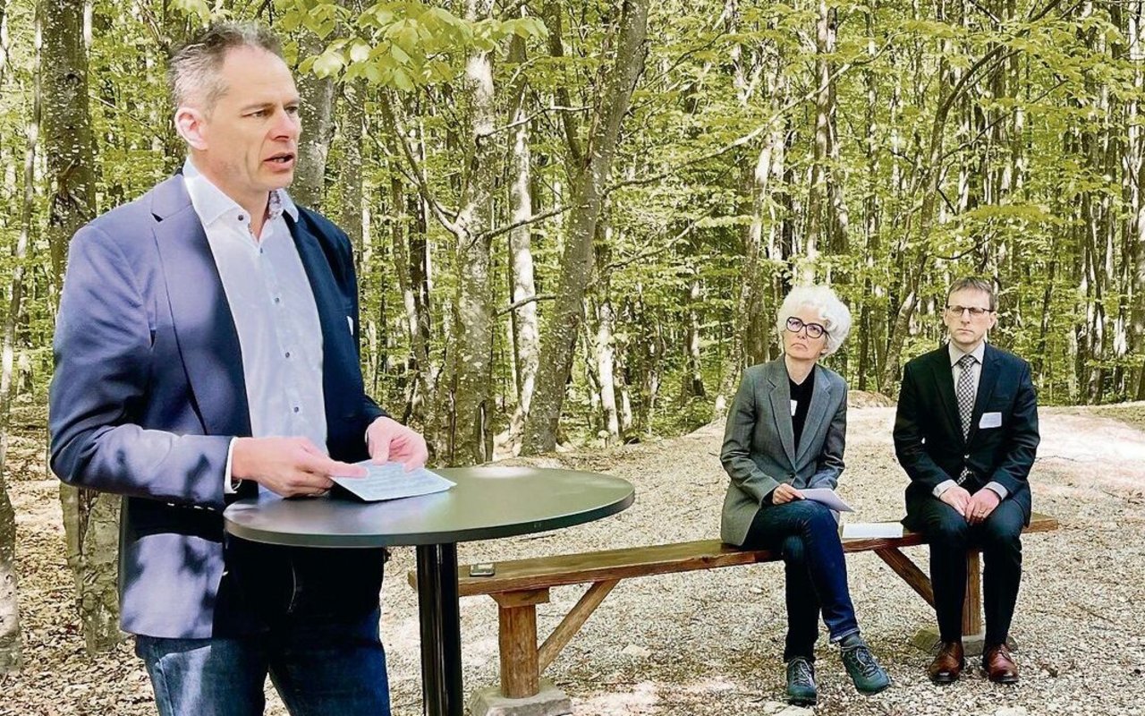 David Eray, Katrin Schneeberger und Stefan Müller informierten in der Ajoie vor Ort im Wald.