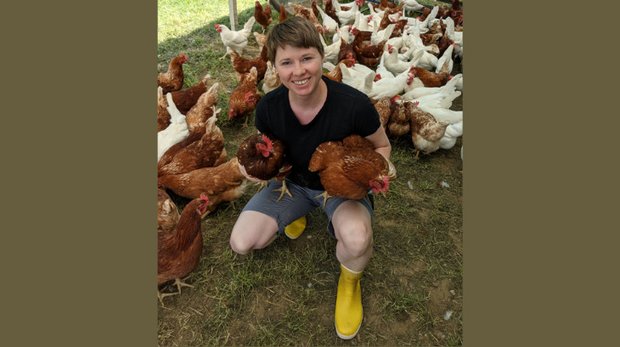 Sonja Hallauer liebt ihre Hühner. Die Tiere leben im Hühnermobil auf dem freien Feld. Im Hofladen verkauft sie neben Eiern auch selbstgemachte Meringues und Teigwarenprodukte. (Bild Marianne Stamm)