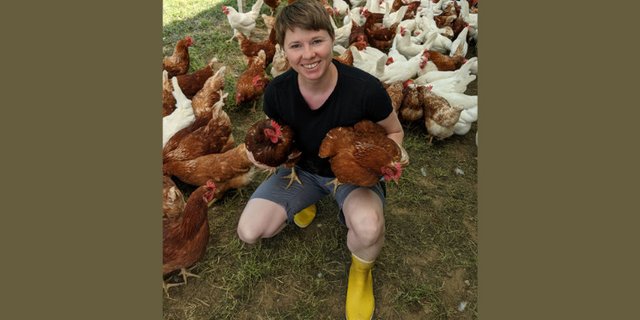 Sonja Hallauer liebt ihre Hühner. Die Tiere leben im Hühnermobil auf dem freien Feld. Im Hofladen verkauft sie neben Eiern auch selbstgemachte Meringues und Teigwarenprodukte. (Bild Marianne Stamm)