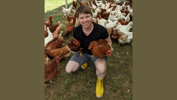 Sonja Hallauer liebt ihre Hühner. Die Tiere leben im Hühnermobil auf dem freien Feld. Im Hofladen verkauft sie neben Eiern auch selbstgemachte Meringues und Teigwarenprodukte. (Bild Marianne Stamm)
