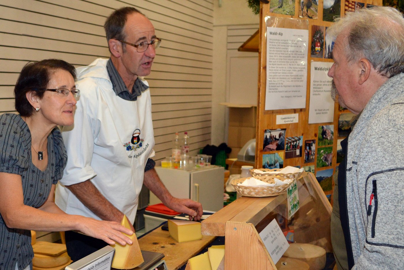 Adolf und Hildegard Gwerder, Alp Waldi SZ, verkauften mit 17 weiteren Alpkäsern ihre Produkte. (Bild Guido Bürgler)