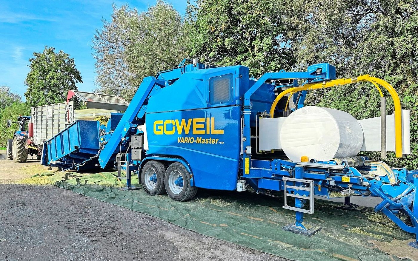 Der Goweil Vario Master schafft stündlich bis zu 50 Mais-Siloballen zu pressen und wickeln. 