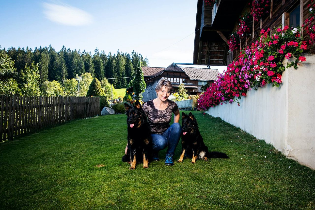 Landfrauenküche 2019 - Marlies Bärtschi Foto-Shooting mit den tschechischen Schäferhunden (Bild: SRF/Ueli Christoffel)