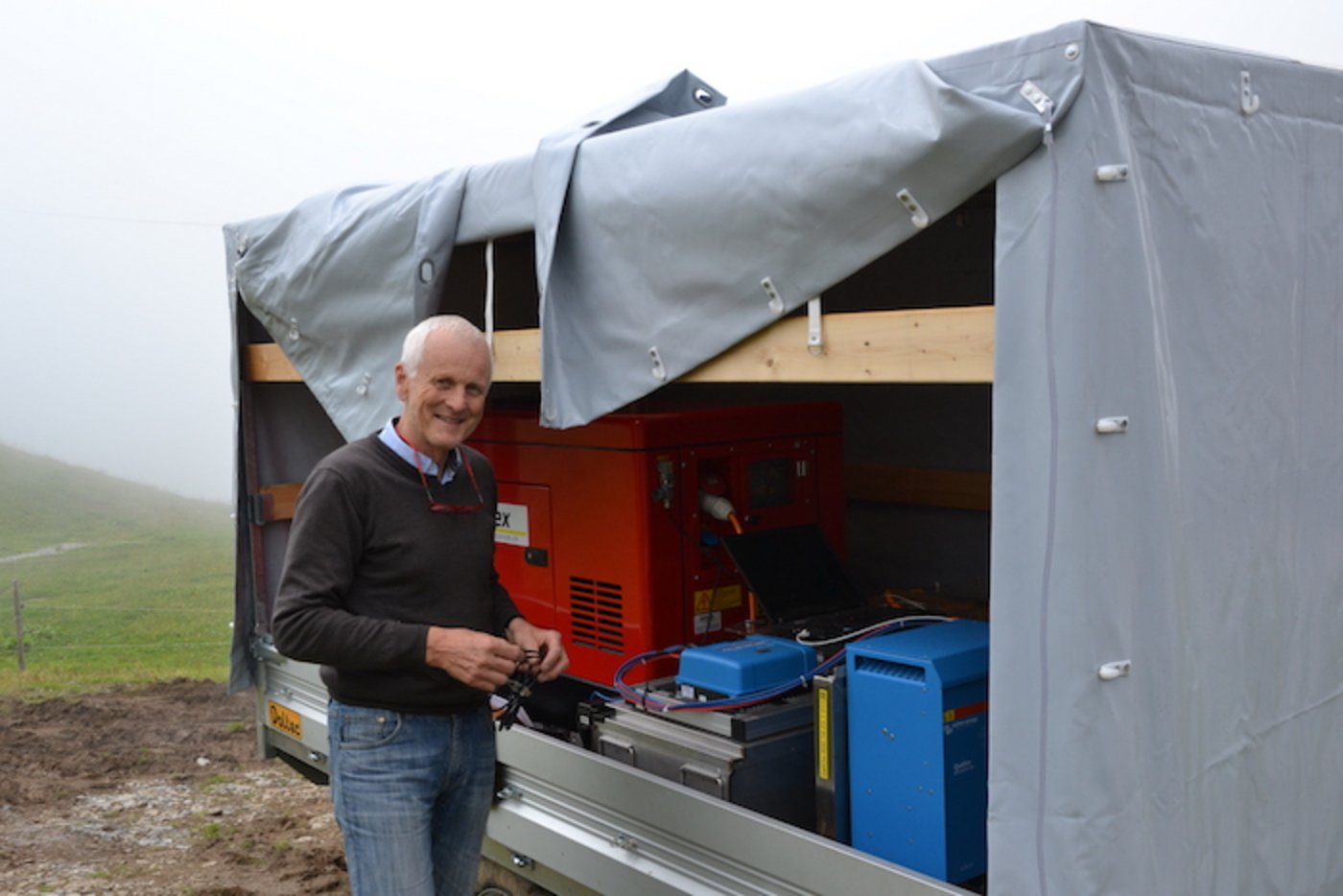 Max Ursin verkauft die Salzbatterie auf einem Wagen. Darin Platz findet ausserdem ein Generator, der einspringt, wenn nicht genügend Strom von den Sonnenkollektoren kommt.