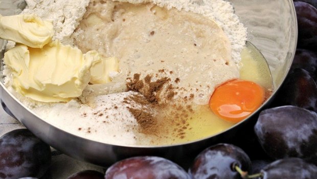 Für sommerliche Rezepte wie einen Zwetschgenkuchen dürfte es noch genügend Schweizer Butter geben. Frühzeitige Importe ab Juli sollen dafür sorgen, dass Detailhandel und Verarbeitung jederzeit auch Schweizer Butter anbieten bzw. verwenden können. (Bild pixel2013 / Pixabay) 