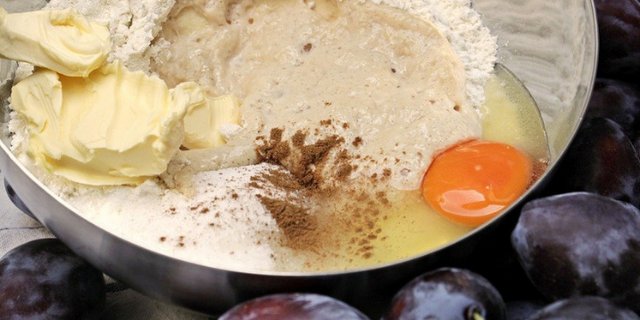 Für sommerliche Rezepte wie einen Zwetschgenkuchen dürfte es noch genügend Schweizer Butter geben.  Frühzeitige Importe ab Juli sollen dafür sorgen, dass Detailhandel und Verarbeitung jederzeit auch Schweizer Butter anbieten bzw. verwenden können. (Bild pixel2013 / Pixabay) 