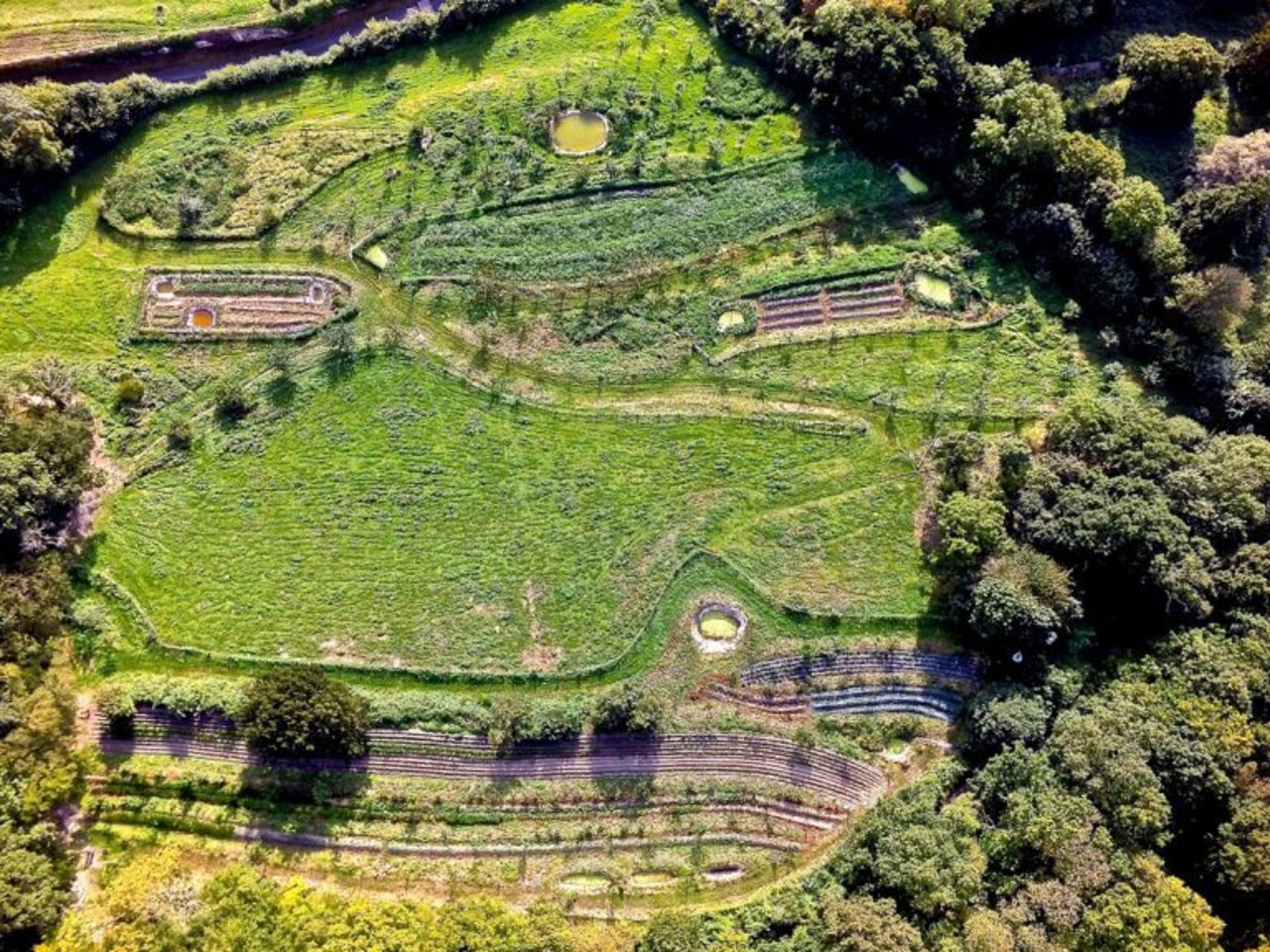 Luftbild der Ferme Bec Helloiun in Nordfrankreich. Typischerweise hält sich die Permakultur nicht an rechteckige Felder. (Bild fermedubec.com)