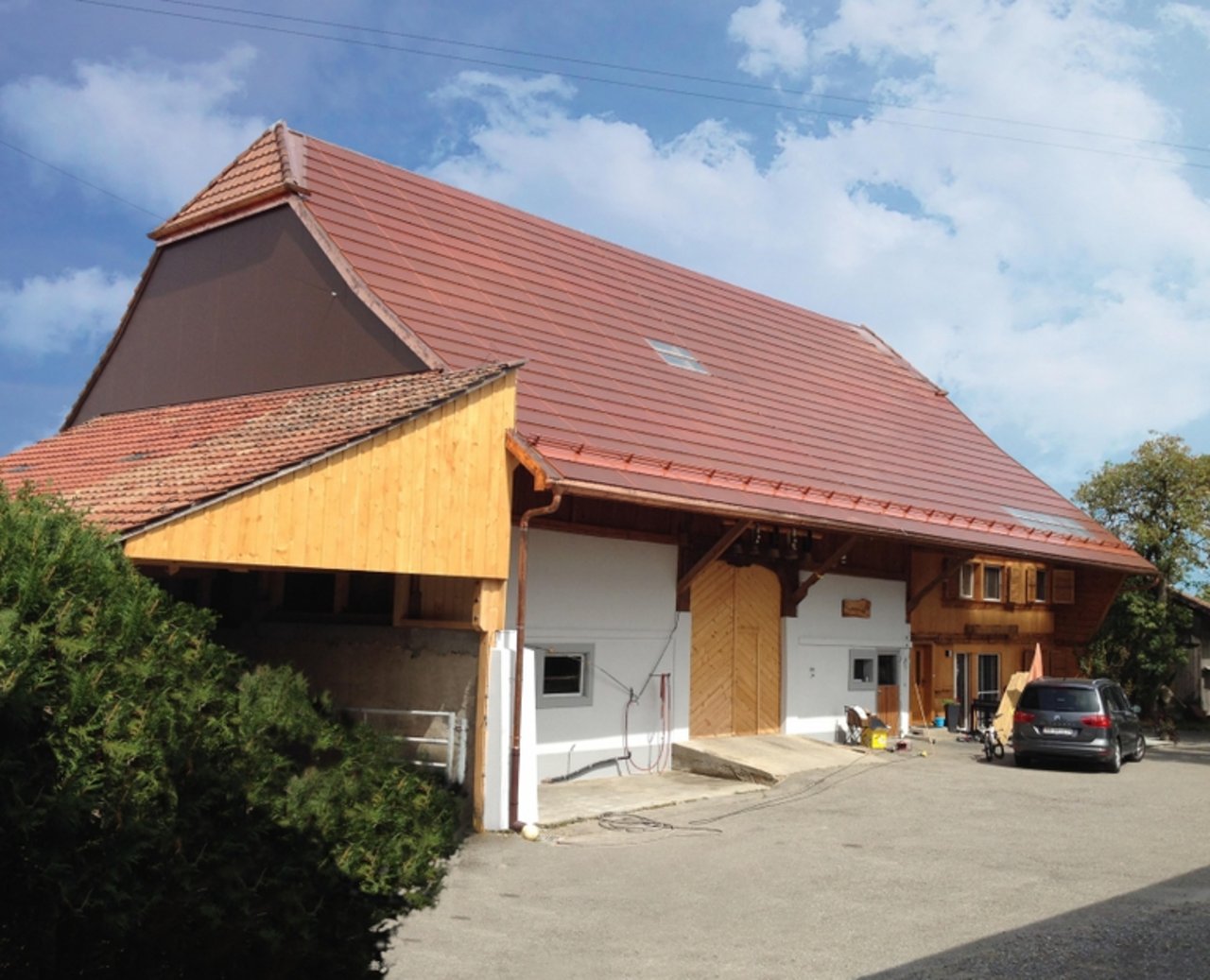 Das Dach mit ziegelfarbigen Solarmodulen. (Bild Energeia, BFE)