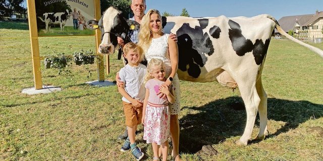 Melanie (36) und Werner Dennler (40) mit ihren Kindern Ruven (7) und Giulia (5) und Dennlers Alta-1st-Class Crespëina.