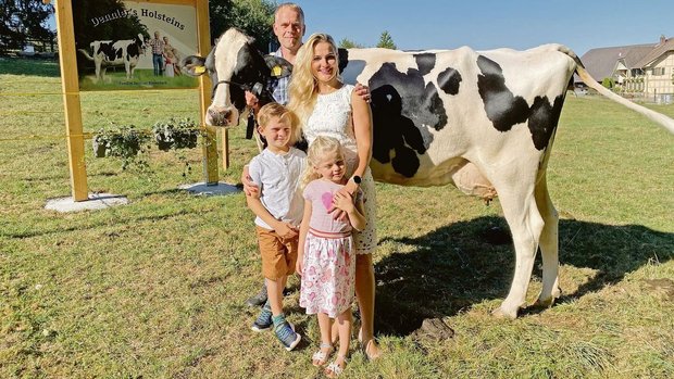 Melanie (36) und Werner Dennler (40) mit ihren Kindern Ruven (7) und Giulia (5) und Dennlers Alta-1st-Class Crespëina.