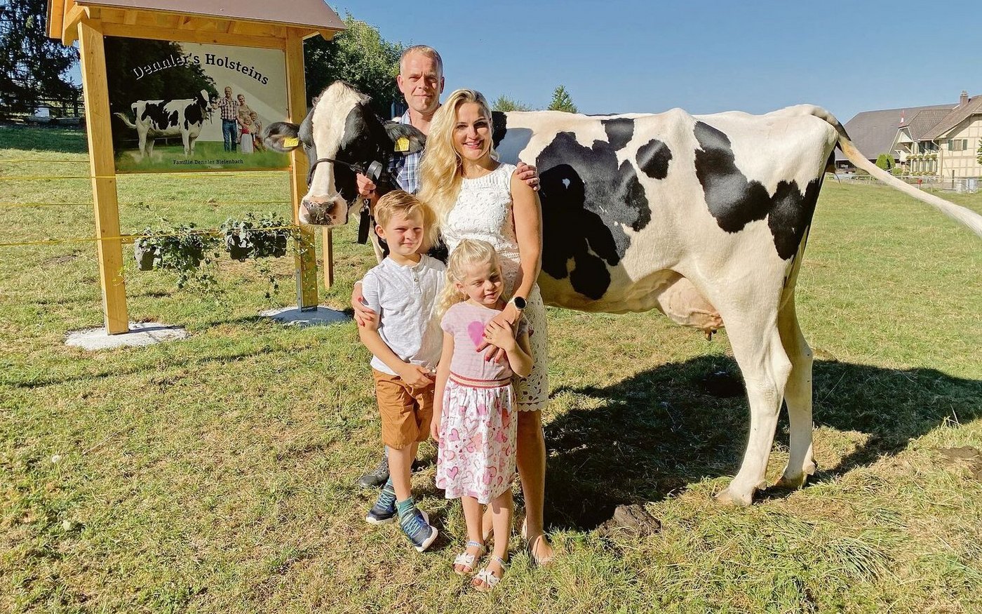 Melanie (36) und Werner Dennler (40) mit ihren Kindern Ruven (7) und Giulia (5) und Dennlers Alta-1st-Class Crespëina.