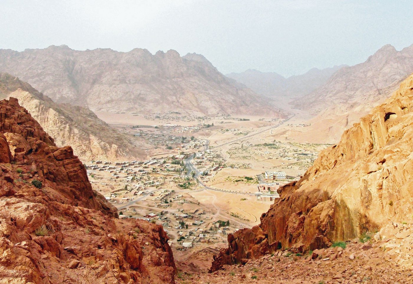 St. Katharina mit seinem Kloster liegt auf einem Hochplateau auf 1600 Metern über Meer, umgeben von zerklüfteten Bergen, die wiederum von Trockentälern durchschnitten sind.
