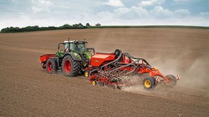 An zwei Reihen sind An zwei Reihen sind die Säkörper angebracht. Der Reihenabstand misst 22,5 oder 25 Zentimeter. Mit dem Ausheben einzelner Säaggregate, können mit der gleichen Maschine auch Reihenkulturen mit 50 oder 75 Zentimeter gesät werden.