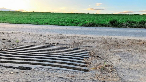 Für die Beurteilung Für die Beurteilung des Abschwemmungsrisikos sind die Neigung der Parzelle und die Entwässerung einer Strasse oder eines Wegs wichtig. Wie weit ein Schacht dabei von der fraglichen Parzelle entfernt ist, spielt keine Rolle.