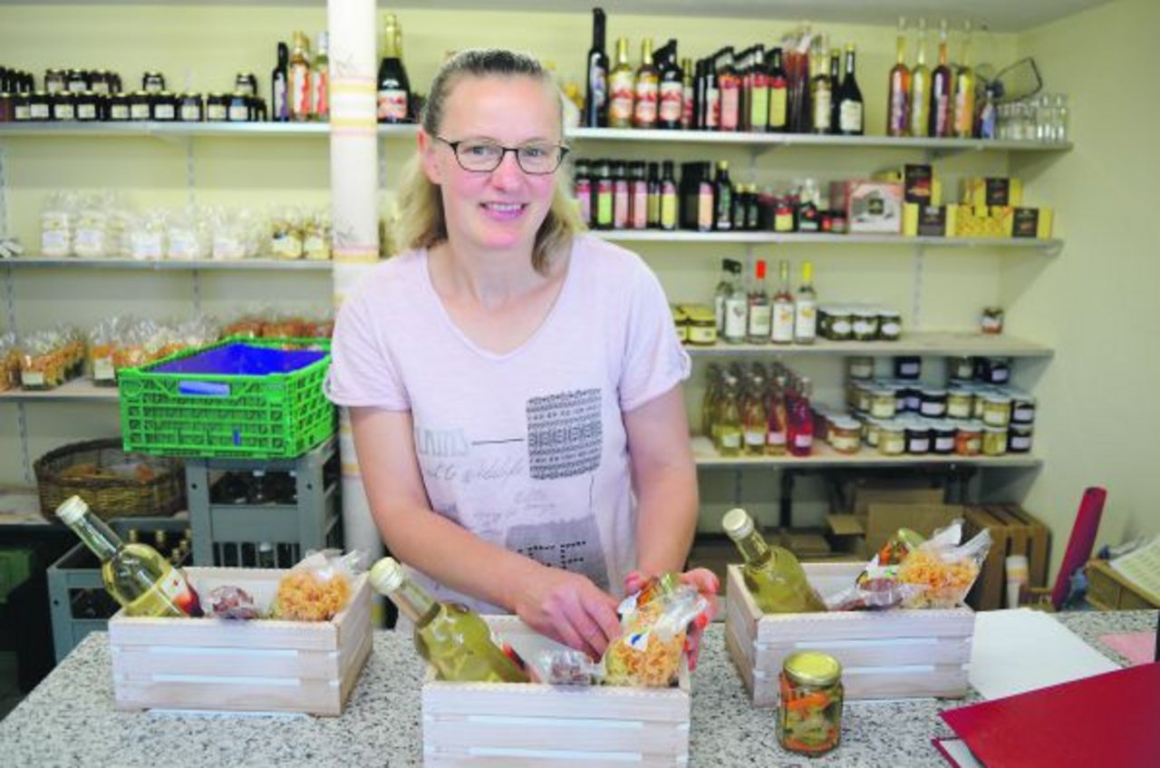 Valentina Keller liebt es, für den Thurgauer Geschenkharass und den eigenen Hofladen zu arbeiten. Als zusätzliches Angebot gibt es auch noch eine Kaffeebar auf dem Betrieb. (Bild Isabelle Schwander)