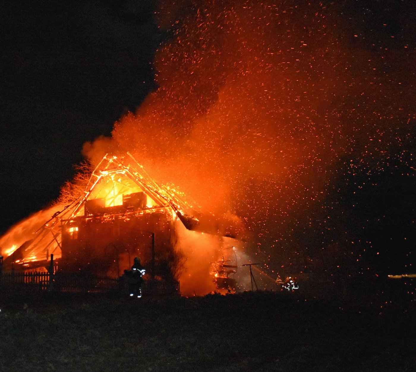 Der Bauernhof wurde durch den Brand total zerstört. Weder Tier noch Mensch sind zu Schaden gekommen. (Symbolbild Kapo LU)