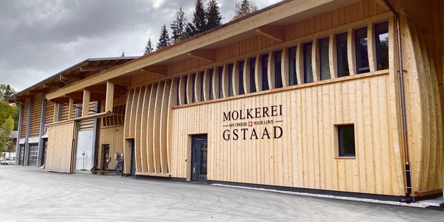 Rund 300 m³ zertifiziertes einheimisches Holz wurde in Gstaad für den Bau der neuen Molkerei verwendet. Eine Herzensangelegenheit der Verantwortlichen.  (Bild René Ryser)