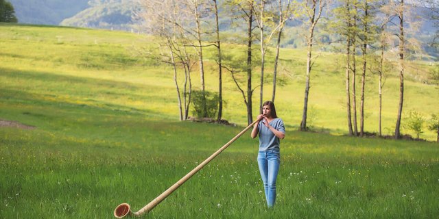 Wenn immer möglich, übt Lisa Stoll täglich mit ihrem Alphorn. (Foto: Pia Neuenschwander)