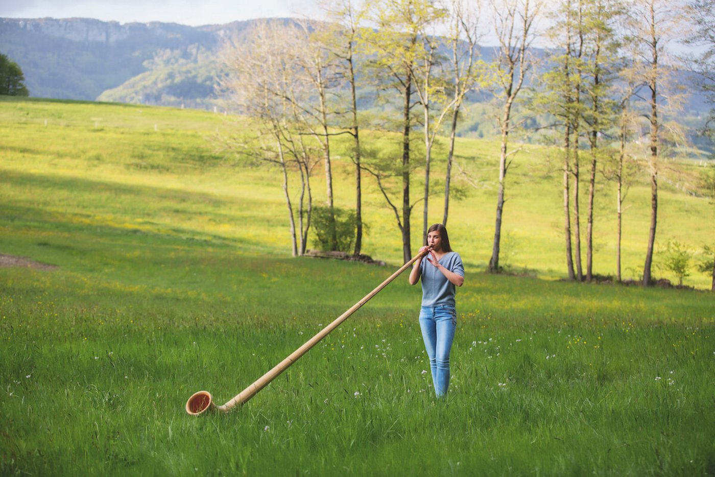 Wenn immer möglich, übt Lisa Stoll täglich mit ihrem Alphorn. (Foto: Pia Neuenschwander)
