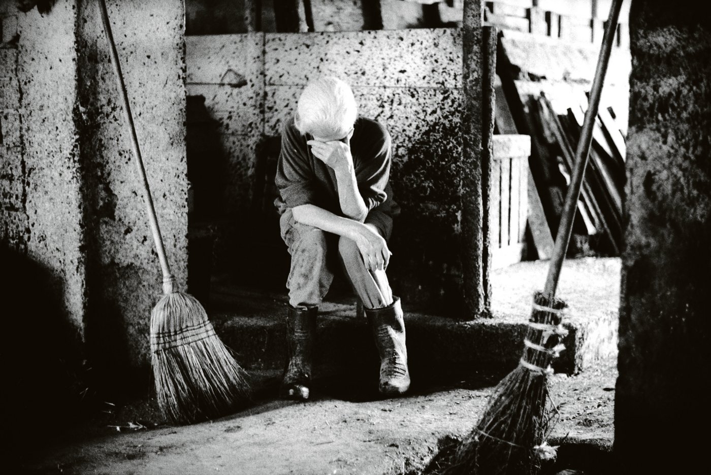 Knapp 30 Jahre nach Übernahme des Betriebs ist der Abschied von den Kühen ein schwieriger Moment: Ruth Wüthrich im leeren Stall.