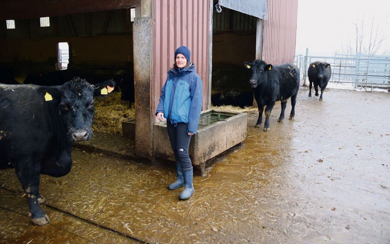 Annette Rieder arbeitet täglich im Stall, auch wenn die Verantwortung für die Tierhaltung bei ihrem Mann Thomas liegt. 