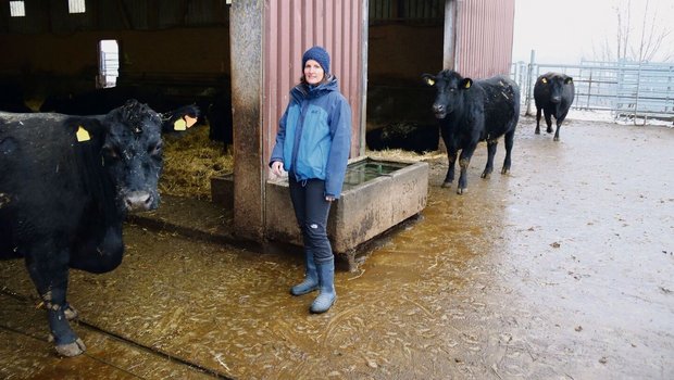 Annette Rieder arbeitet täglich im Stall, auch wenn die Verantwortung für die Tierhaltung bei ihrem Mann Thomas liegt. 