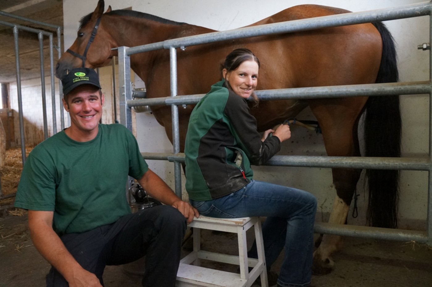 Manuela und Albert Kuster melken einige ihrer Stuten. (Bilder mb)