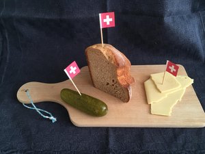 Essiggurken, Brot und Käse – das gibt es heute schon alles aus der Schweiz. Bei Kaffee oder Kakao wird das aber kaum je der Fall sein. (Bild jsc)