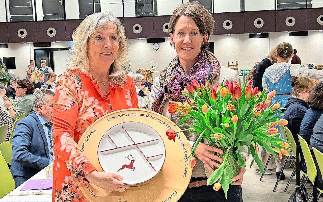 Theres Weber erhielt zum Abschied einen Fondue-chinoise-Teller, die neue Präsidentin Susanne Fuster einen Blumenstrauss. 
