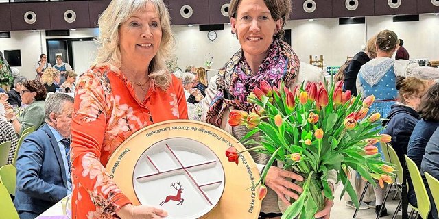 Theres Weber erhielt zum Abschied einen Fondue-chinoise-Teller, die neue Präsidentin Susanne Fuster einen Blumenstrauss. 