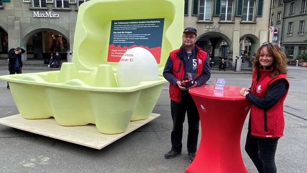 Matthias Pulfer und Karin Frederiks beim Verteilen der Eier auf dem Berner Waisenhausplatz. (Bild akr)