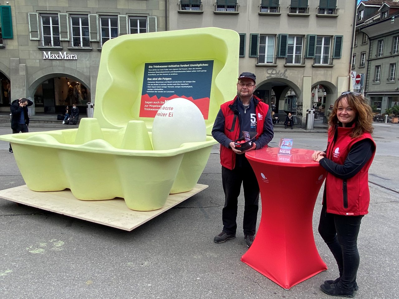 Matthias Pulfer und Karin Frederiks beim Verteilen der Eier auf dem Berner Waisenhausplatz. (Bild akr)