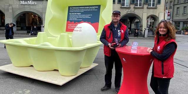 Matthias Pulfer und Karin Frederiks beim Verteilen der Eier auf dem Berner Waisenhausplatz. (Bild akr)