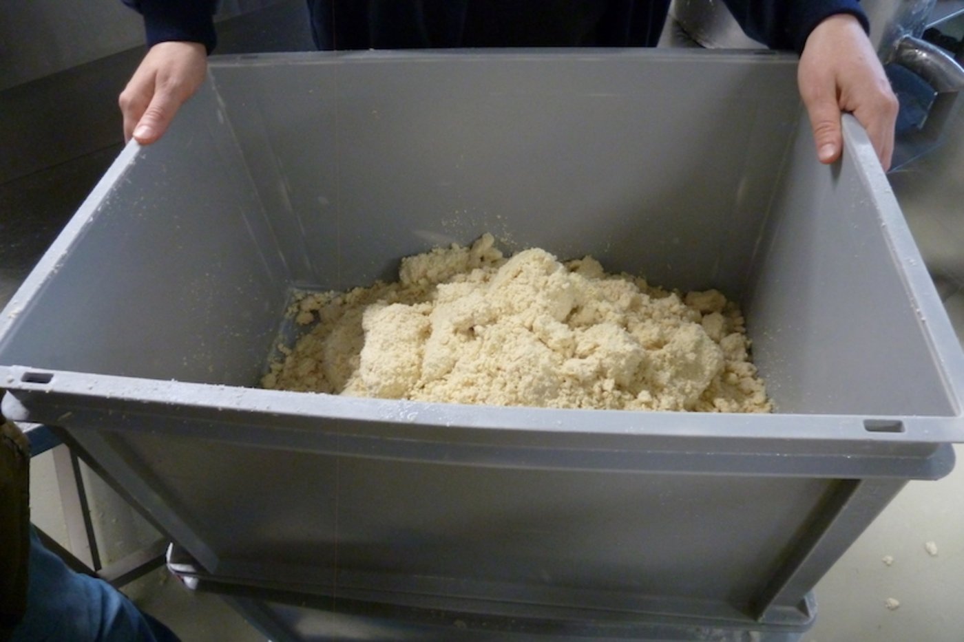 Bei der Verarbeitung fällt etwa die gleiche Menge Okara an wie Tofu. Okara wird bisher kaum verwertet.