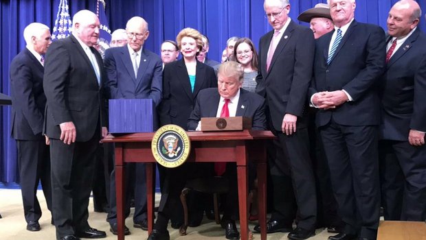 Trump unterzeichnet die Farm-Bill. (Bild Twitter)