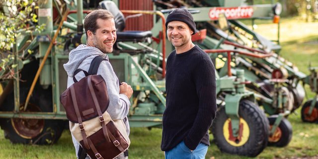 Schweizer Flachs produzieren Fritz Studer und Dominik Füglistaller. Bild: Pia Neuenschwander