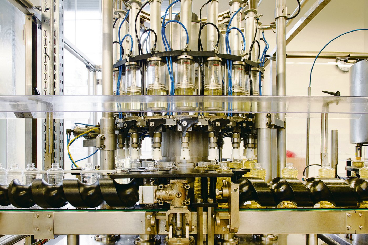 Flexibilität zeichnet Sabo aus: Von der 145-ml-Flasche bis zum Tanklastwagen, in der PET- oder Glasflasche ist alles möglich. (Bild zVg)