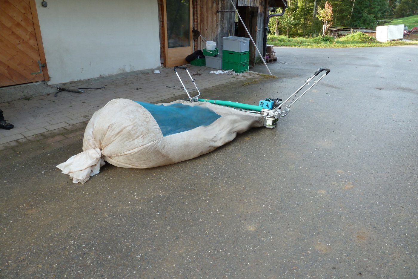 Die ältere Kräuter-Erntemaschine. Sie hat ein Gebläse, das die geschnittenen Blätter in den grossen Sack befördert.