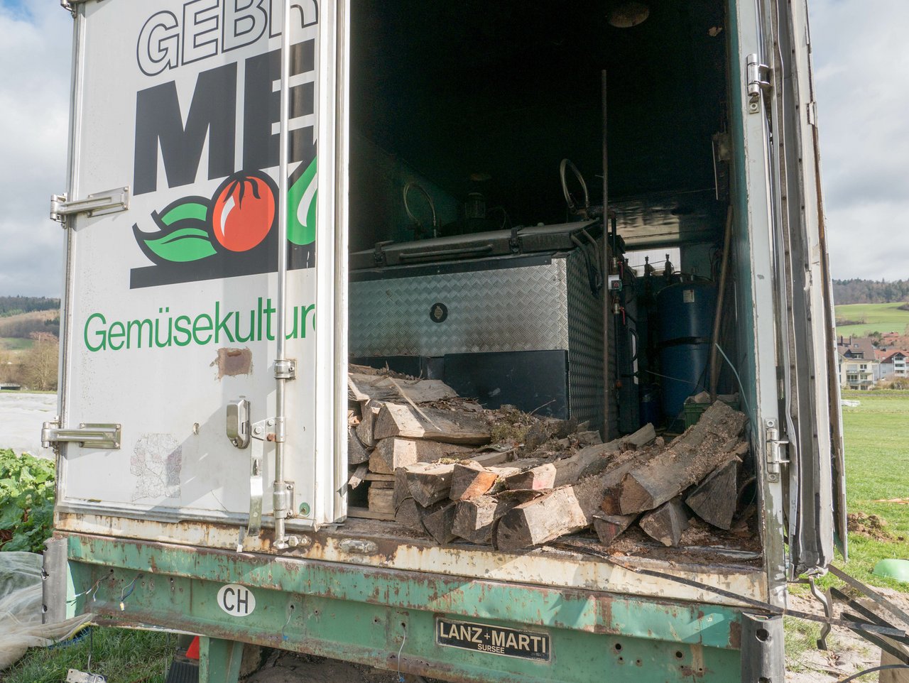 Die mobile Stückholzheizung ist in einem ausrangierten Anhänger eines Berufskollegen installiert. (Bild ep)