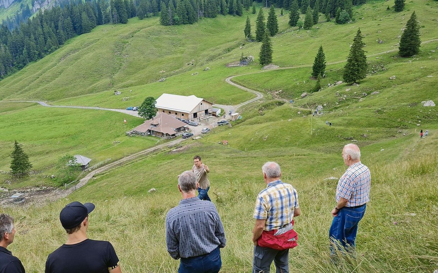 Flurbegehung auf der Alp Trockenmatt im Eigenthal, Hans Siegenthaler vom BBZN Schüpfheim informiert über standortgerechte Nutzung. Hinten sichtbar die neue Scheune. 