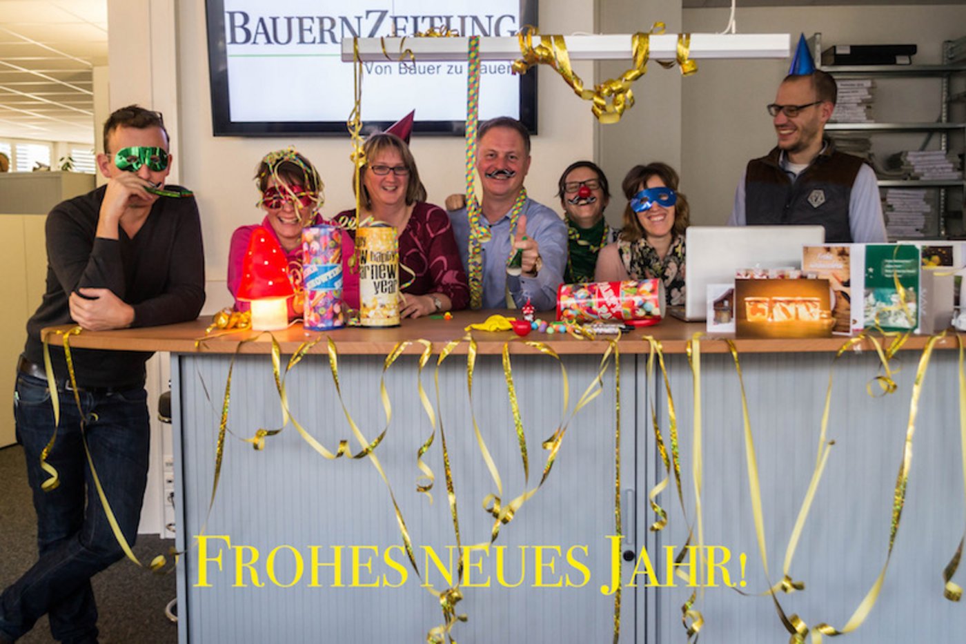 Das Redaktionsteam der BauenZeitung hat schon mal vorgefeiert. Ein frohes neues Jahr! (Bild BauZ)