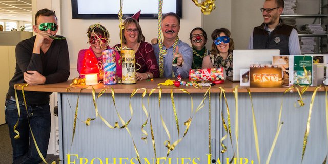 Das Redaktionsteam der BauenZeitung hat schon mal vorgefeiert. Ein frohes neues Jahr! (Bild BauZ)