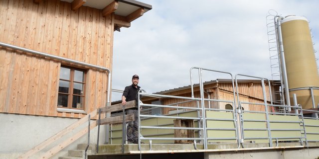 Samuel Berchtold zwischen den beiden Ställen. Der Abferkelstall links ist neu, der Maststall rechts wurde umgebaut. (Bilder Armin Emmenegger)
